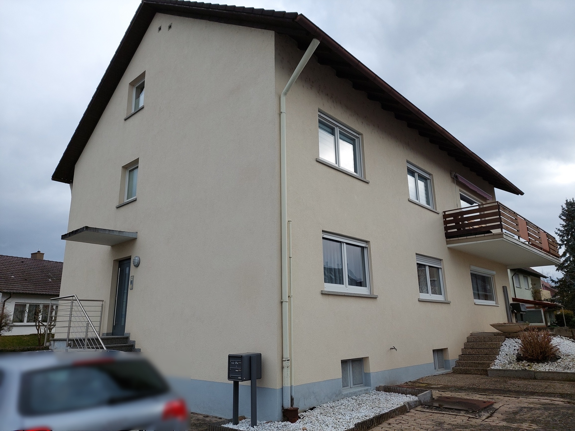 Renovierte Erdgeschosswohnung mit shops Terrasse und Tageslichtbad!