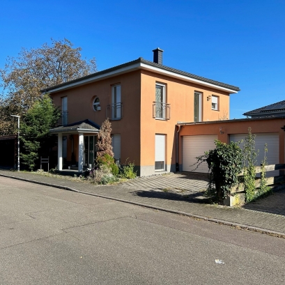 Großzügiges Wohnhaus mit Doppelgarage und Doppelcarport in Kehl