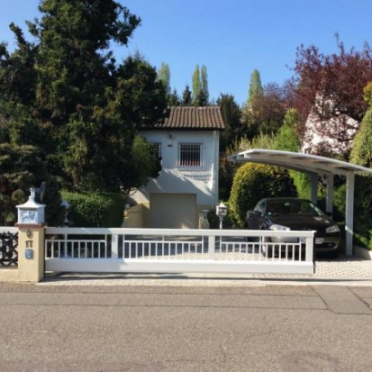 Kehl: Bungalow-Wohnhaus mit großem Grundstück