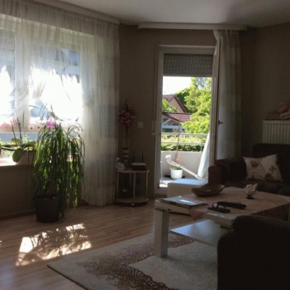 4 Zimmer Wohnung mit 2 Balkone, Stellplatz und Garage 