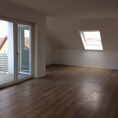 Geräumige 3 Zimmer Dachgeschoßwohnung mit Balkon und Außenstellplatz in Kehl Stadt